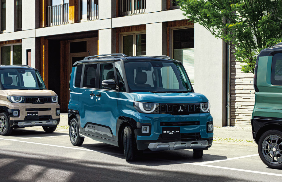 車道を走るデリカミニ